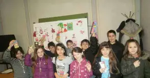 Третокласници плетоха мартенички в читалище