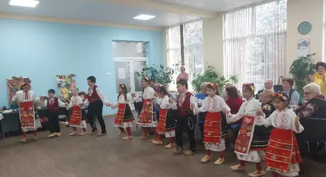 Пъстра изложба добави още топлина към Деня на християнското семейство в читалище "Искра 1898" в Борово Пъстра изложба добави още топлина към Деня на християнското семейство в читалище "Искра 1898" в Борово