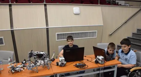 Наградиха най-добрите майстори на роботи Наградиха най-добрите майстори на роботи