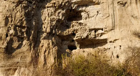 Уредникът от русенския музей Евгени Георгиев представя Беляновския скален манастир Уредникът от русенския музей Евгени Георгиев представя Беляновския скален манастир