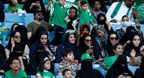 За първи път допуснаха жени до спортен стадион в Рияд