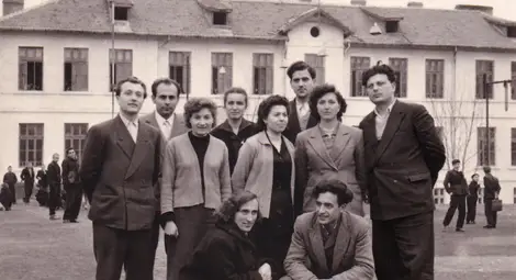 Учителският колектив в Основно училище, Поликрайще пред неговата сграда, 1960 г. Трифонка Попниколова &ndash; права, втора отдясно наляво.