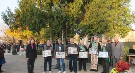 Д-р М. Георгиева, г-н Илия Нейков, г-н Никола Попгеоргиев, г-н Йордан Каралаков, проф. Р. Кабаиванов пр. А. Димитров, доц. Вл. Попов и проф. Г. Георгиев след удостояването с Почетни звания.