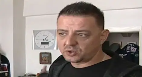 Барети тарашиха дома на невинен човек, изкараха го с белезници Барети тарашиха дома на невинен човек, изкараха го с белезници