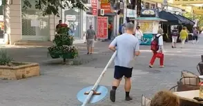 Психично болен се разходи необезпокояван из центъра на Русе с пътен знак в ръка