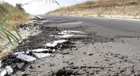 Ремонтиран преди 3 месеца път се нацепи и пропадна