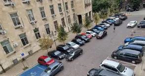 Временна организация на движението ще коригира паркирането около съда