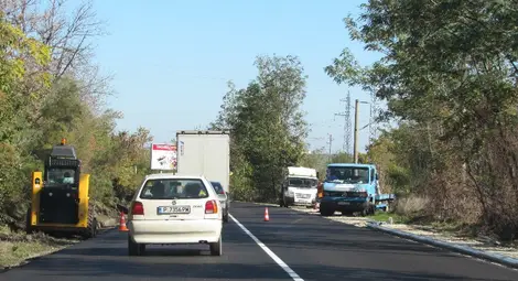 Поставят маркировка и мантинели на Русе-Бяла след третия слой асфалт