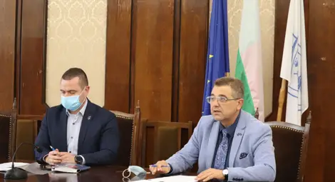 Кметът Пенчо Милков и заместникът му Димитър Недев ръководиха заседанието.                                       Снимка: Община Русе