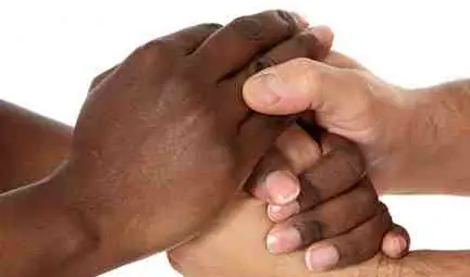 Белокожи и черни се различават по отпечатъците