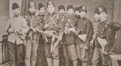 Из колекцията на д-р Румен Манов из книгата &bdquo;Приказка за България&ldquo; - уникалната снимка от Втората българска легия от времето, когато тя се разтурва. Предполага се, че на нея Дякона стои в центъра на груповия кадър с пистолет, насочен към публиката. &bdquo;Който го разпознае със сърцето си, нека сам прецени на кой прилича&ldquo;, казва д-р Манов.