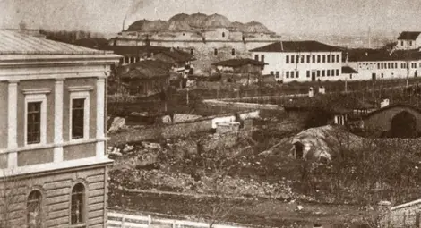 През 1879 г. София става столица на България с 11 694 жители, 2 училища и 10 хана