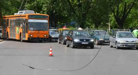 Скъсана жица блокира Кръговото за един час