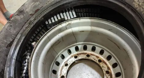 Близо 30 000 къса цигари с български бандерол задържани на Дунав мост в Русе