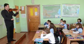 Приказки за цигулки и флейти влизат в часове по музика