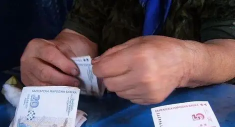 Щедра баба хвърли пари от терасата „за Чирков” Щедра баба хвърли пари от терасата „за Чирков”