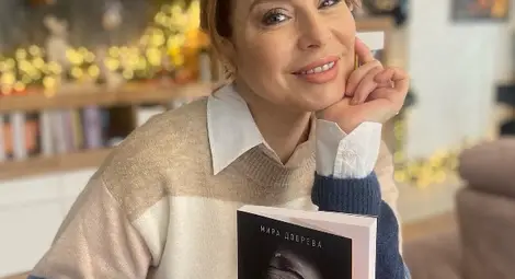 Мира Добрева представя книгата си &bdquo;Столетниците&ldquo; в библиотеката