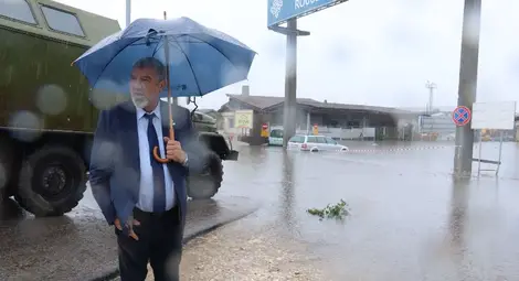 Над 180 л./кв. м. гони дъжда на места в Русенско, нивото на река Янтра  се повиши с близо метър и половина.  Областният управител следи ситуацията денонощно