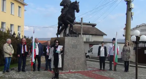 С камбанен звън и тържественост почетоха Трети март в община Ценово