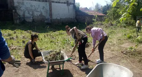 Доброволци почистиха занемарена детска площадка
