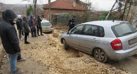 Неволята извади две пропаднали в яма коли след осем часа чакане