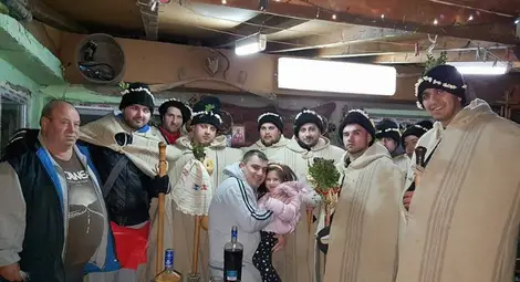 Коледарите в Иваново изкъпаха царя и дариха пари на многодетен баща