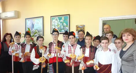Седмокласници коледуваха на  директора на &bdquo;Възраждане&ldquo;
