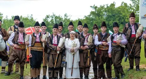 Сирене и кашкавал от истинско мляко, старовремска кухня, фолклор и много забавления на 100 км от Русе на Гергьовден Сирене и кашкавал от истинско мляко, старовремска кухня, фолклор и много забавления на 100 км от Русе на Гергьовден