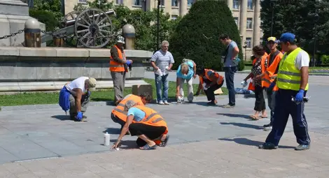 Дузина работници чистят с кореселин площада след Детския панаир