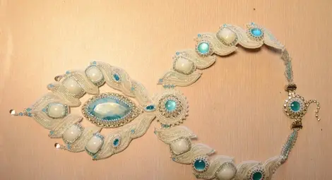 Икономистка създава нощем музика от цветни мъниста