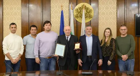 Легендарният вратар на "Дунав" Любен Марков бе отличен от Община Русе за своята 80-годишнина Легендарният вратар на "Дунав" Любен Марков бе отличен от Община Русе за своята 80-годишнина