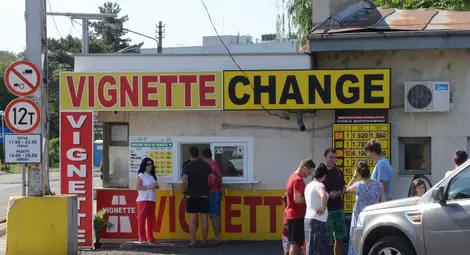 Скандално: Бюро върти търговия в граничната зона на Дунав мост