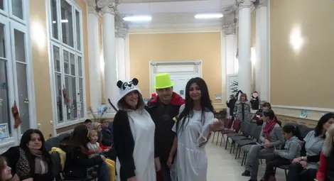 Гимназисти подариха на деца празник в очакване на Коледа