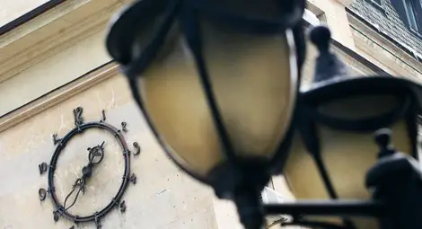 Преместваме стрелките на часовника с час напред тази нощ