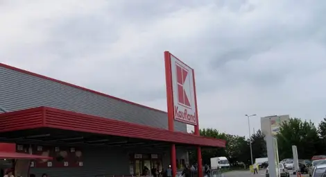 Охранител наби клиент, искал да пазарува в забранен час