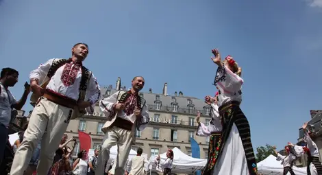 Вижте българското хоро, което се изви пред Лувъра (снимки)