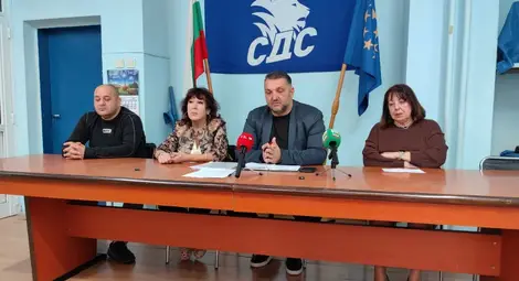 Елеонора Николова, Станимир Станчев, Галичка Николова и Веселин Велчев заявиха позициите на групата СДС-Гражданите преди общинската сесия в четвъртък. Снимка: Русе Медиа Елеонора Николова, Станимир Станчев, Галичка Николова и Веселин Велчев заявиха позициите на групата СДС-Гражданите преди общинската сесия в четвъртък. Снимка: Русе Медиа