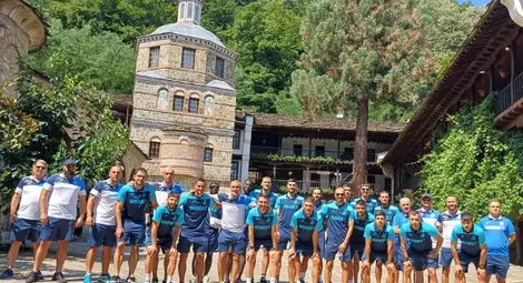 Часове преди срещата играчите и щабът на &bdquo;Дунав&ldquo; посетиха Троянския манастир, където се помолиха за здраве и успешен сезон във Втора лига.