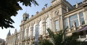 Малки художници от „Св.Троица“ редят свои картини в Доходното