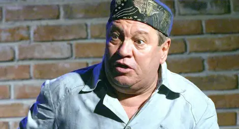 Георги Мамалев влиза в ролята на доктор, иманяр и футболен фен