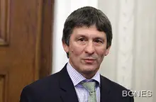 Валентин Йорданов дарява фотоалбум на Музея на спорта