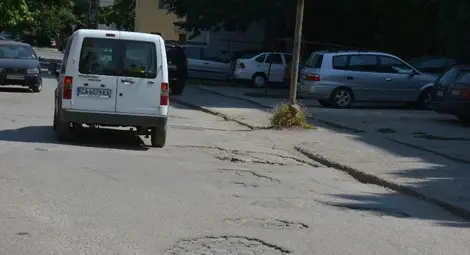 Улица като лунен пейзаж изнервя  шофьорите в &bdquo;Здравец север&ldquo;