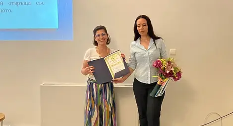 Десислава Василева от фондация &bdquo;Русе - град на свободния дух&ldquo; получи от началника на Държавен архив-Русе Толя Чорбаджиева грамотата &bdquo;Приятел на 2023 г.&ldquo;.