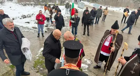 Ден след Бабинден единствено от цяла България в Черешово празнуваха и Дядовден за 69-и път. За първи път обаче дядото се качи на високопроходим джип вместо на каруца, магарето на успя да качи баира Ден след Бабинден единствено от цяла България в Черешово празнуваха и Дядовден за 69-и път. За първи път обаче дядото се качи на високопроходим джип вместо на каруца, магарето на успя да качи баира
