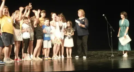  Сладурите от театралната работилничка в Детския център се радват на спечеленото първо място.                     Снимка: Авторът