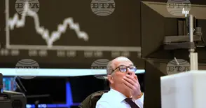 В червено се оцветиха борсовите табла от двете страни на Атлантика