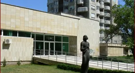 Бъдещи моделиери се вдъхновяват от картини в Художествената галерия