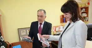 20 тома литература дари посланик Гилермо Азрак на библиотеката