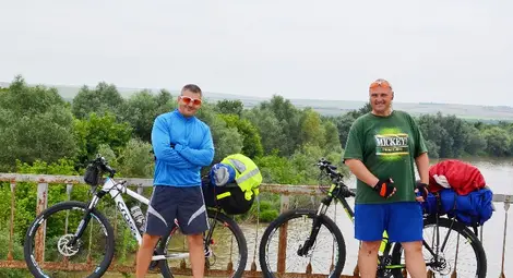 Певец и художник минаха 1000 планински километра за 12 дни с велосипеди