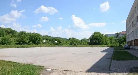 Вдигат 3-метрова ограда срещу гонки и дрифтове в двора на &bdquo;Никола Обретенов&ldquo;